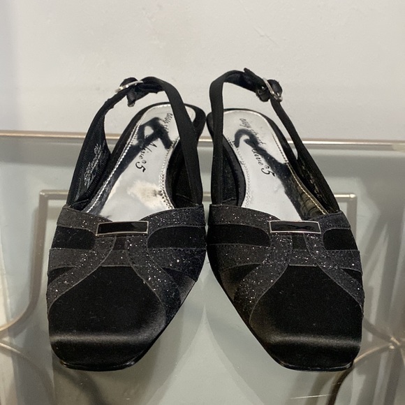 Easy Street Alive 5 black strappy slingback sandals, size 6M. - Picture 2 of 12
